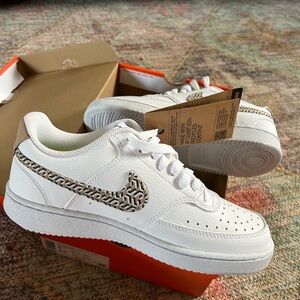 NWT NIKE COURT VISION LO NN SHOES